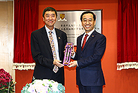 Prof. Joseph Sung (left), Vice-Chancellor of CUHK, presents a souvenir to Prof. Zhang Jie, President of SJTU